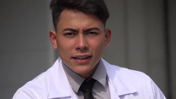 Hispanik Male Dokter Berbicara — Stok Video