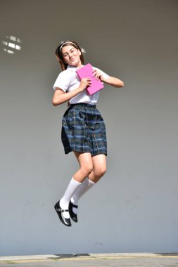 Kız öğrenci genç atlama