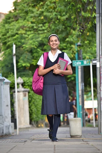 Estudante Feminina Caminhando Calçada — Fotografia de Stock
