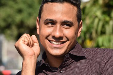 Mutlu yakışıklı biri