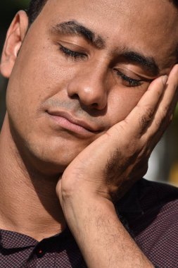 Yorgun bir erkek kişi