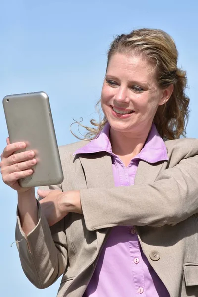 Mujer Rubia Negocios Sonriente Con Traje Con Tableta —  Fotos de Stock