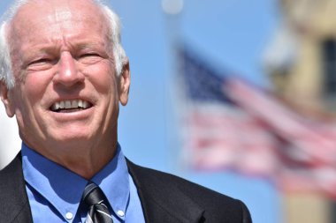 Mutlu yetişkin üst düzey kişi