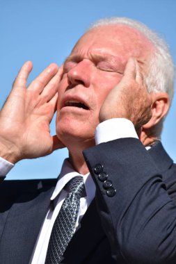 Takım elbise ve kravat izole giyiyor yetişkin üst düzey kişi vurguladı