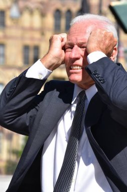 Takım elbise ve kravat giyiyor yetişkin üst düzey iş adamı vurguladı