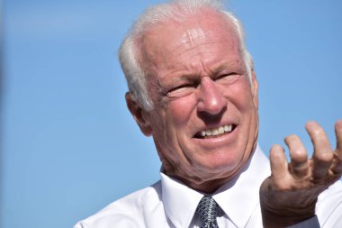 Yetişkin iş adamı ve izole kravat giyen karışıklık