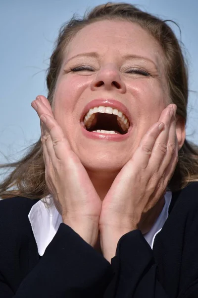 Erwachsene Blonde Geschäftsfrau Lacht — Stockfoto