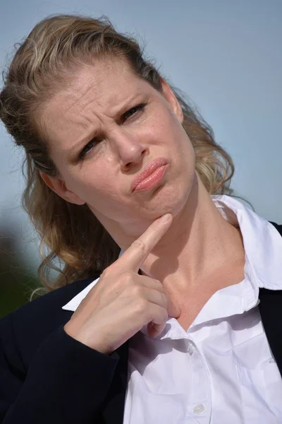 Doordachte Volwassen Blonde Zakenvrouw — Stockfoto