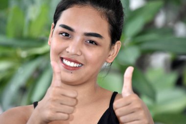 başparmak yukarıya ile güzel kız