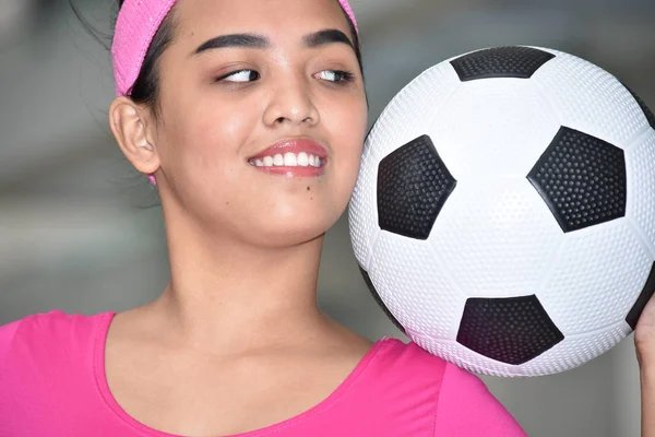 Adatto Atleta Femminile Asiatica Felicità Con Palla Calcio — Foto Stock