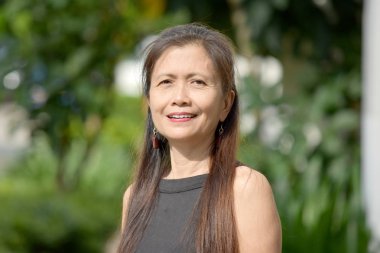 Yaşlı kadın kıdemli gülümseyen