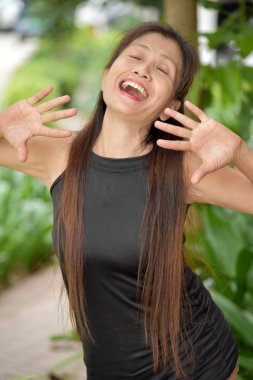 Eski kadın kıdemli gülüyor