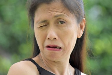 Azınlık kadın kıdemli göz kırpıyor