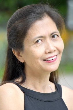 Gülümseyen kadın kıdemli azınlık