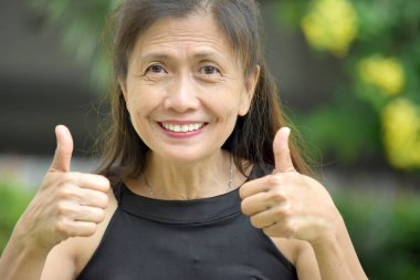 Başparmak yukarıya ile Büyükanne