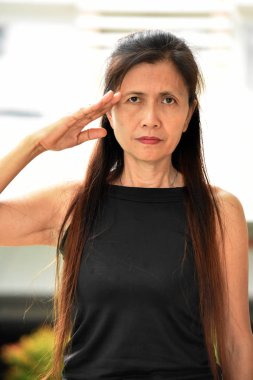 Eski kadın kıdemli selamlayan