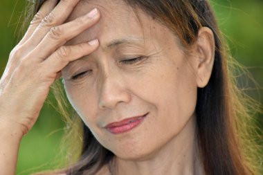 Alzheimer ile kadın kıdemli