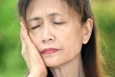 Kadın kıdemli ve depresyon