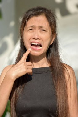 Diş ağrısı ile kadın kıdemli