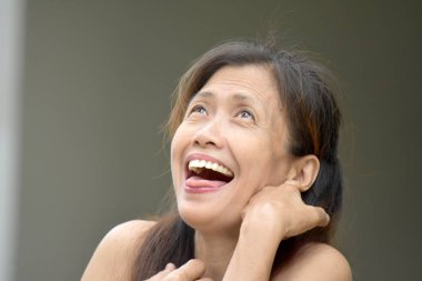 Kadın kıdemli ve kahkaha