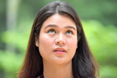 Uncaring güzel Filipina kişi