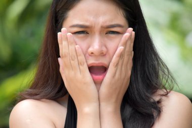 Ürküyor azınlık kadın