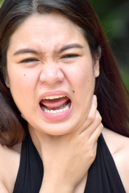 Boğucu bir yetişkin erkek