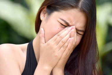 Alerjisi olan Genç Asyalı kadın