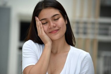 Düşüncelere dalmış Kadın