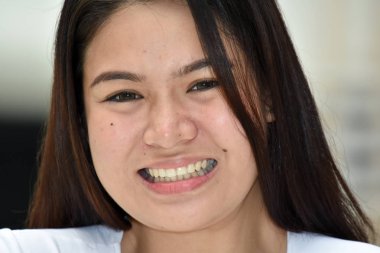 Gülümseyen bir Asyalı kadın