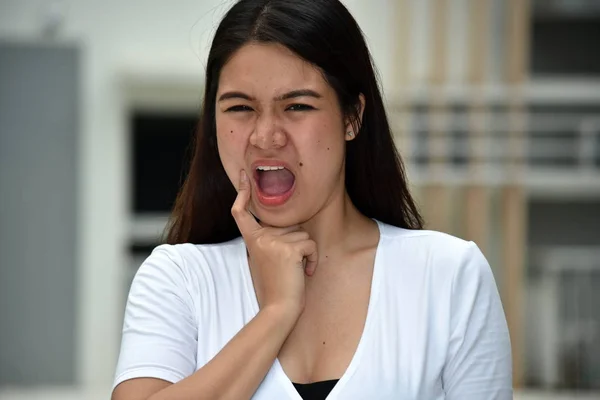 Jeugdige Aziatische Vrouw Met Kiespijn — Stockfoto