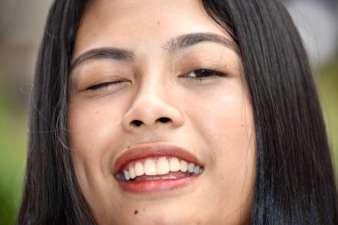 Güzel azınlık erkek göz kırpıyor