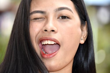 Bir Filipina kadın göz kırpıyor