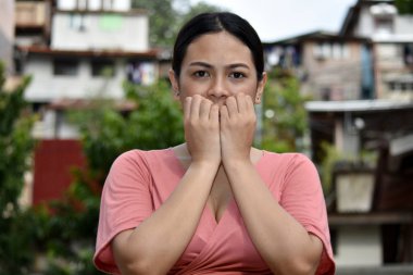 Genç kadın korkuyor