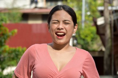 Gözleri kapalı olan güzel azınlık dişi