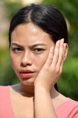 Düşünceli genç çeşitli kadın kadın