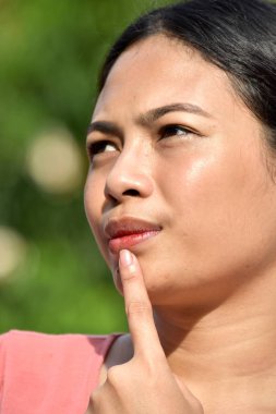 Düşünceli bir kadın kadın