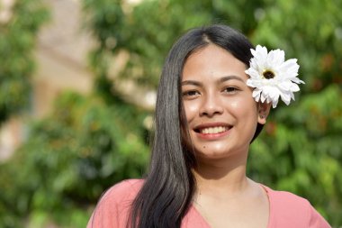 Mutlu genç farklı kişi ile çiçek