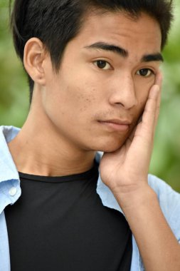 Endişe verici bir erkek kişi