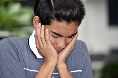 Genç azınlık erkek ve üzüntü