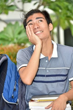 Kitaplarla merak Asyalı çocuk öğrenci