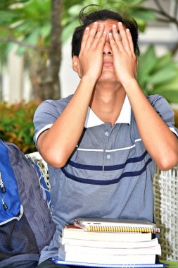 Utanç verici genç Filipino erkek öğrenci