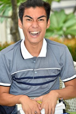 Kızgın yakışıklı Filipino kişi