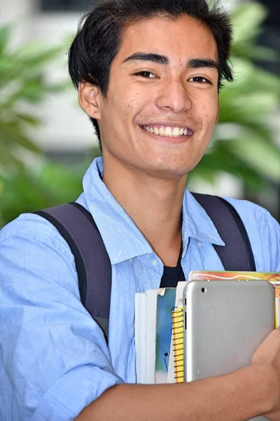 Улыбающийся Азиатский Студент Книжками — стоковое фото