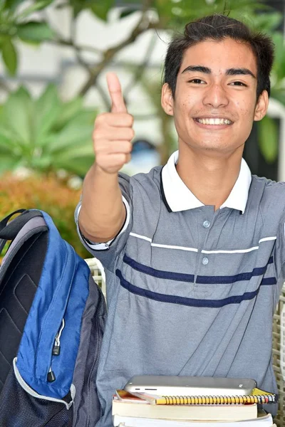 Homme Étudiant Avec Pouce Vers Haut Avec Des Livres — Photo