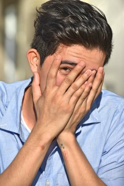 Genç Asyalı yetişkin erkek korkuyor