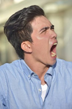 Bir azınlık erkek bağırarak