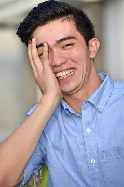 Schöner Philippinischer Mann Lacht — Stockfoto