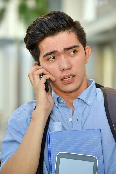 Młody Student Filipino Pomocą Komórki — Zdjęcie stockowe