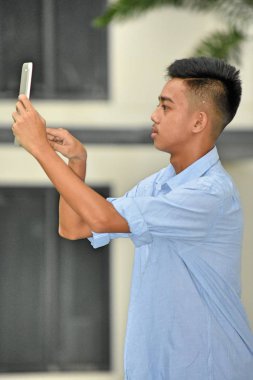 Genç erkek kullanarak Tablet